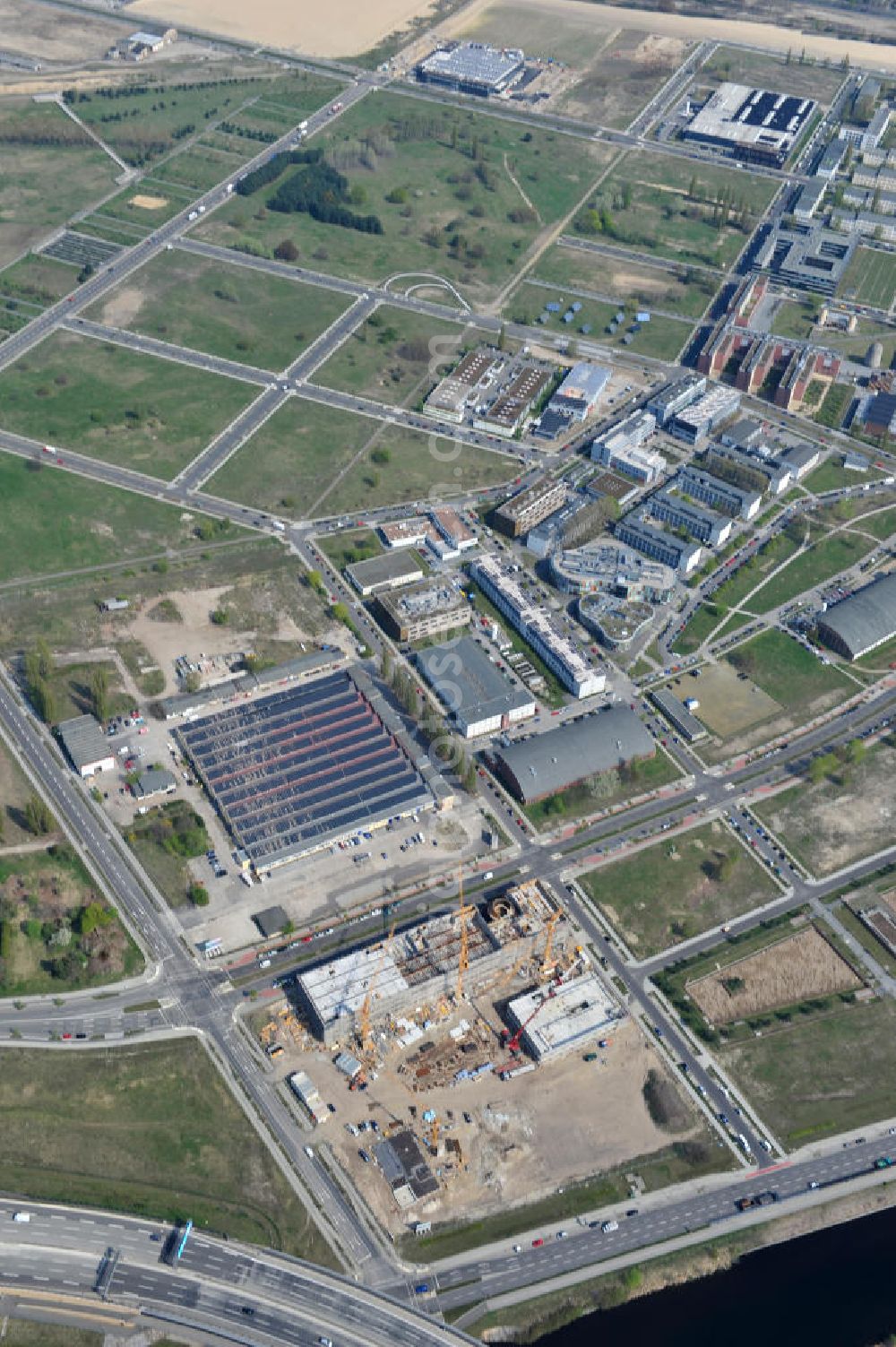 Aerial photograph Berlin-Adlershof - Neubau des Audi Terminal in Berlin - Adlershof. Die Audi Retail GmbH investiert über 30 Mio Euro, um den Standort zu einem der größten Audi- Zentren in Deutschland auszubauen. Auf über 20.000 Quadratmetern wird ab 2012 der Handelsbetrieb beginnen. Die Baufirma ZÜBLIN errichtet das künftige Flaggschiff der 18 deutschen Audi Terminals. Construction of the Audi Terminal in Berlin - Adlershof.