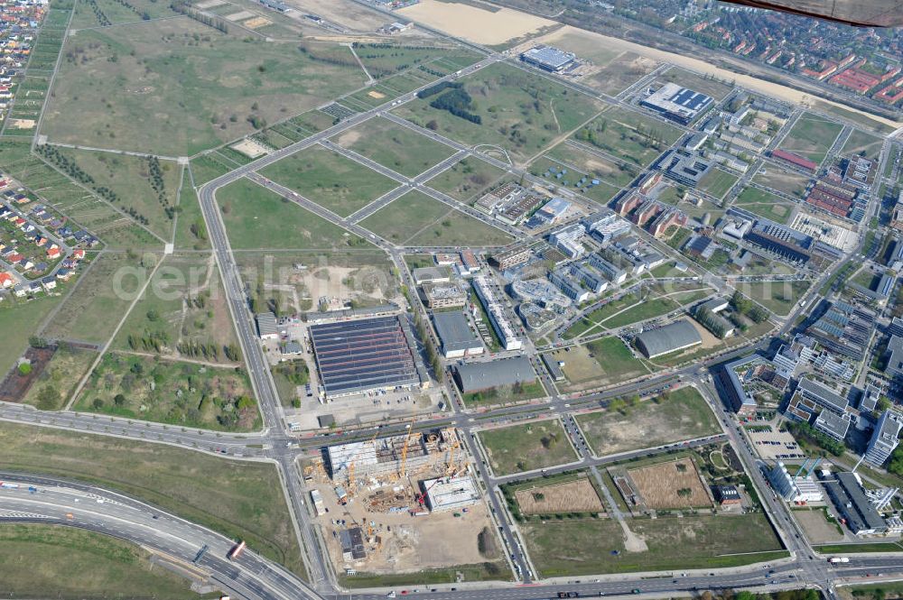 Berlin-Adlershof from the bird's eye view: Neubau des Audi Terminal in Berlin - Adlershof. Die Audi Retail GmbH investiert über 30 Mio Euro, um den Standort zu einem der größten Audi- Zentren in Deutschland auszubauen. Auf über 20.000 Quadratmetern wird ab 2012 der Handelsbetrieb beginnen. Die Baufirma ZÜBLIN errichtet das künftige Flaggschiff der 18 deutschen Audi Terminals. Construction of the Audi Terminal in Berlin - Adlershof.