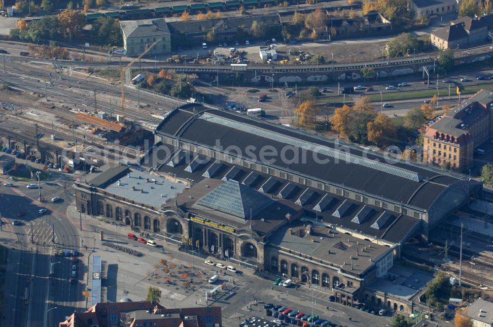 Aerial image Dresden - Blick auf den Neubau der Bahnbrücken am Bahnhof Dresden-Neustadt. Der Bahnhof wurde 1901 Eröffnet, seit dem Jahr 2006 wird der Bahnhof umfassend Aus- und Umgebaut. Bereits Saniert wurde die Bahnhofshalle und die Bahnhofsköpfe. Der Spurplan soll umgelegt und die Brücken erneuert werden. Bis zum Jahr 2014 sollen alle Bauarbeiten abgeschlossen sein. Kontakt: Deutschen Bahn AG, Potsdamer Platz 2, 10785 Berlin, Tel. 01805 / 99 66 33,