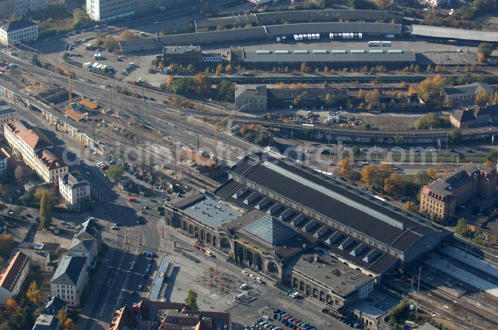 Aerial photograph Dresden - Blick auf den Neubau der Bahnbrücken am Bahnhof Dresden-Neustadt. Der Bahnhof wurde 1901 Eröffnet, seit dem Jahr 2006 wird der Bahnhof umfassend Aus- und Umgebaut. Bereits Saniert wurde die Bahnhofshalle und die Bahnhofsköpfe. Der Spurplan soll umgelegt und die Brücken erneuert werden. Bis zum Jahr 2014 sollen alle Bauarbeiten abgeschlossen sein. Kontakt: Deutschen Bahn AG, Potsdamer Platz 2, 10785 Berlin, Tel. 01805 / 99 66 33,