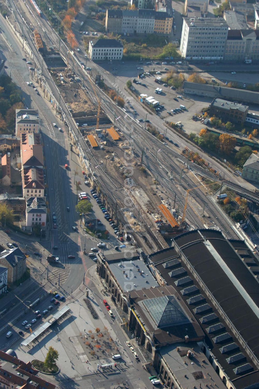 Dresden from above - Blick auf den Neubau der Bahnbrücken am Bahnhof Dresden-Neustadt. Der Bahnhof wurde 1901 Eröffnet, seit dem Jahr 2006 wird der Bahnhof umfassend Aus- und Umgebaut. Bereits Saniert wurde die Bahnhofshalle und die Bahnhofsköpfe. Der Spurplan soll umgelegt und die Brücken erneuert werden. Bis zum Jahr 2014 sollen alle Bauarbeiten abgeschlossen sein. Kontakt: Deutschen Bahn AG, Potsdamer Platz 2, 10785 Berlin, Tel. 01805 / 99 66 33,