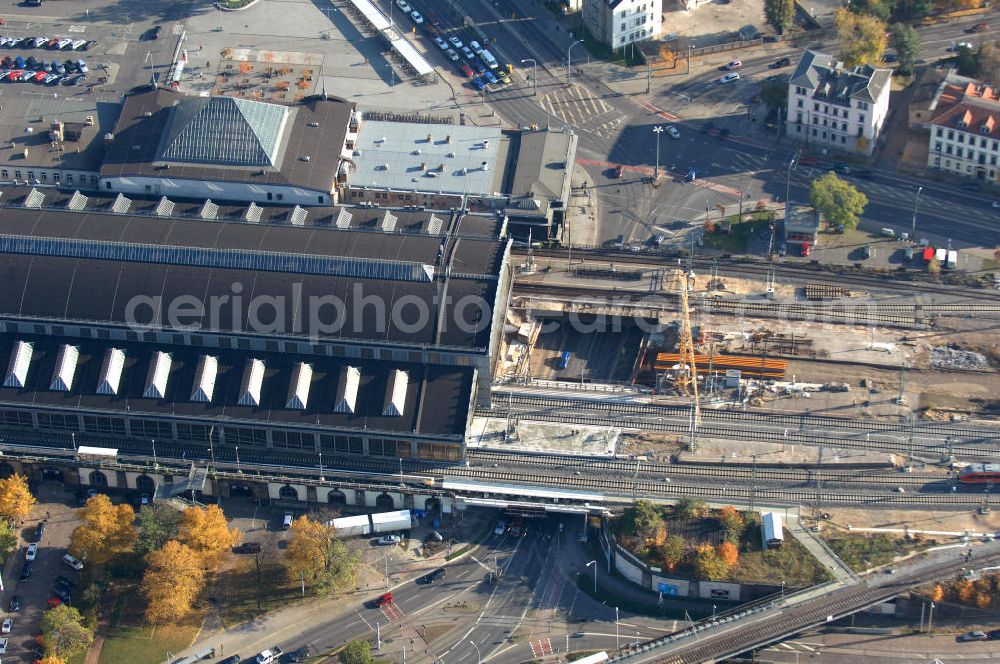 Aerial image Dresden - Blick auf den Neubau der Bahnbrücken am Bahnhof Dresden-Neustadt. Der Bahnhof wurde 1901 Eröffnet, seit dem Jahr 2006 wird der Bahnhof umfassend Aus- und Umgebaut. Bereits Saniert wurde die Bahnhofshalle und die Bahnhofsköpfe. Der Spurplan soll umgelegt und die Brücken erneuert werden. Bis zum Jahr 2014 sollen alle Bauarbeiten abgeschlossen sein. Kontakt: Deutschen Bahn AG, Potsdamer Platz 2, 10785 Berlin, Tel. 01805 / 99 66 33,