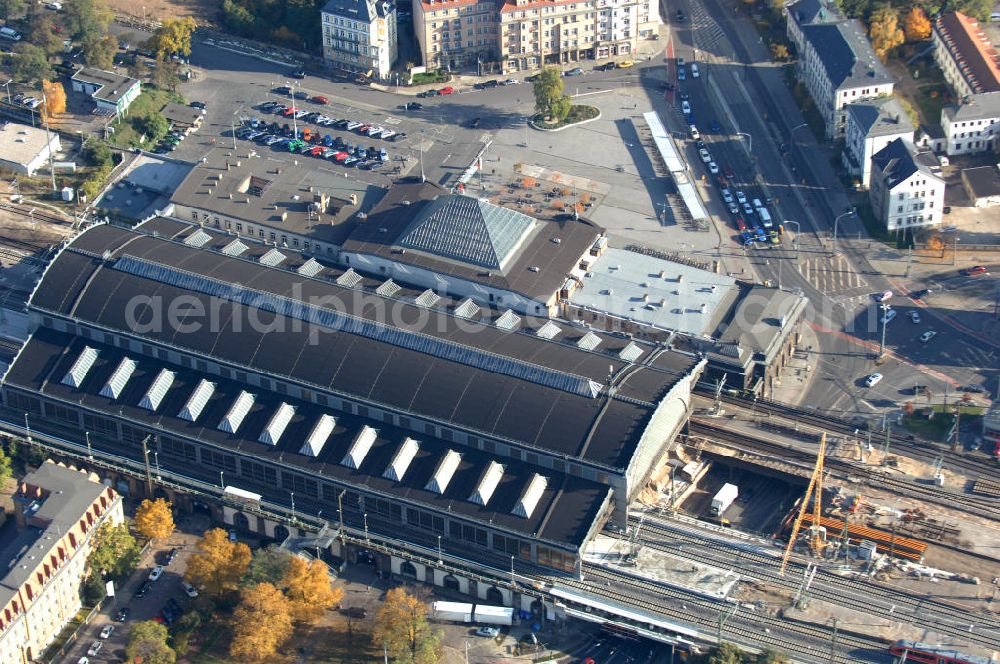 Aerial photograph Dresden - Blick auf den Neubau der Bahnbrücken am Bahnhof Dresden-Neustadt. Der Bahnhof wurde 1901 Eröffnet, seit dem Jahr 2006 wird der Bahnhof umfassend Aus- und Umgebaut. Bereits Saniert wurde die Bahnhofshalle und die Bahnhofsköpfe. Der Spurplan soll umgelegt und die Brücken erneuert werden. Bis zum Jahr 2014 sollen alle Bauarbeiten abgeschlossen sein. Kontakt: Deutschen Bahn AG, Potsdamer Platz 2, 10785 Berlin, Tel. 01805 / 99 66 33,