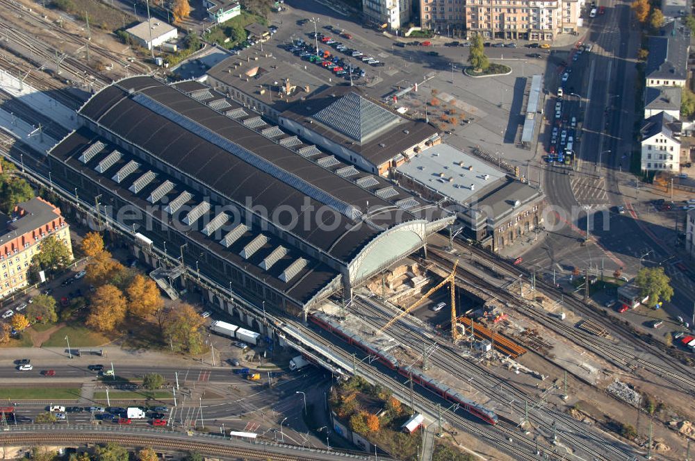 Dresden from above - Blick auf den Neubau der Bahnbrücken am Bahnhof Dresden-Neustadt. Der Bahnhof wurde 1901 Eröffnet, seit dem Jahr 2006 wird der Bahnhof umfassend Aus- und Umgebaut. Bereits Saniert wurde die Bahnhofshalle und die Bahnhofsköpfe. Der Spurplan soll umgelegt und die Brücken erneuert werden. Bis zum Jahr 2014 sollen alle Bauarbeiten abgeschlossen sein. Kontakt: Deutschen Bahn AG, Potsdamer Platz 2, 10785 Berlin, Tel. 01805 / 99 66 33,