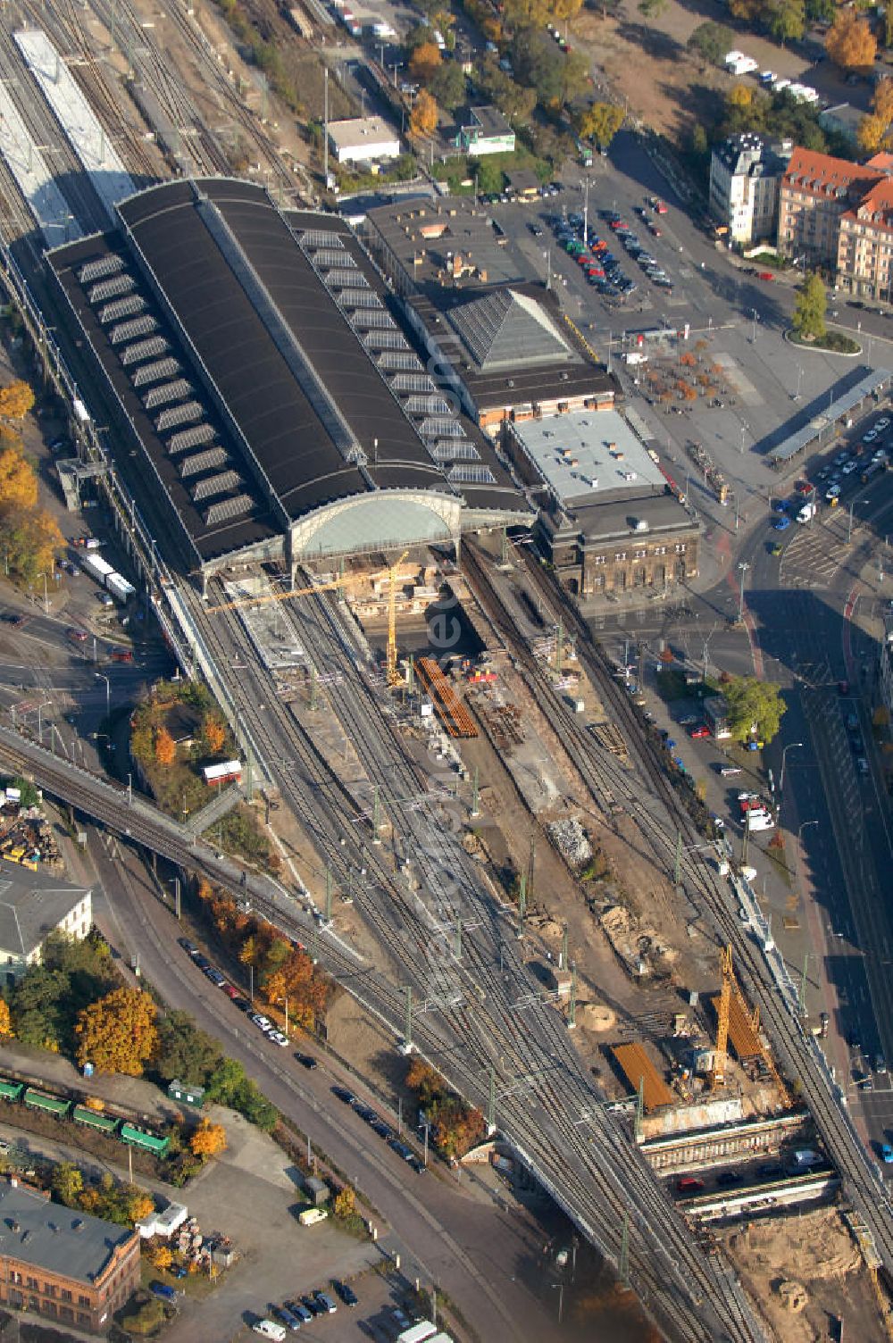 Aerial image Dresden - Blick auf den Neubau der Bahnbrücken am Bahnhof Dresden-Neustadt. Der Bahnhof wurde 1901 Eröffnet, seit dem Jahr 2006 wird der Bahnhof umfassend Aus- und Umgebaut. Bereits Saniert wurde die Bahnhofshalle und die Bahnhofsköpfe. Der Spurplan soll umgelegt und die Brücken erneuert werden. Bis zum Jahr 2014 sollen alle Bauarbeiten abgeschlossen sein. Kontakt: Deutschen Bahn AG, Potsdamer Platz 2, 10785 Berlin, Tel. 01805 / 99 66 33,