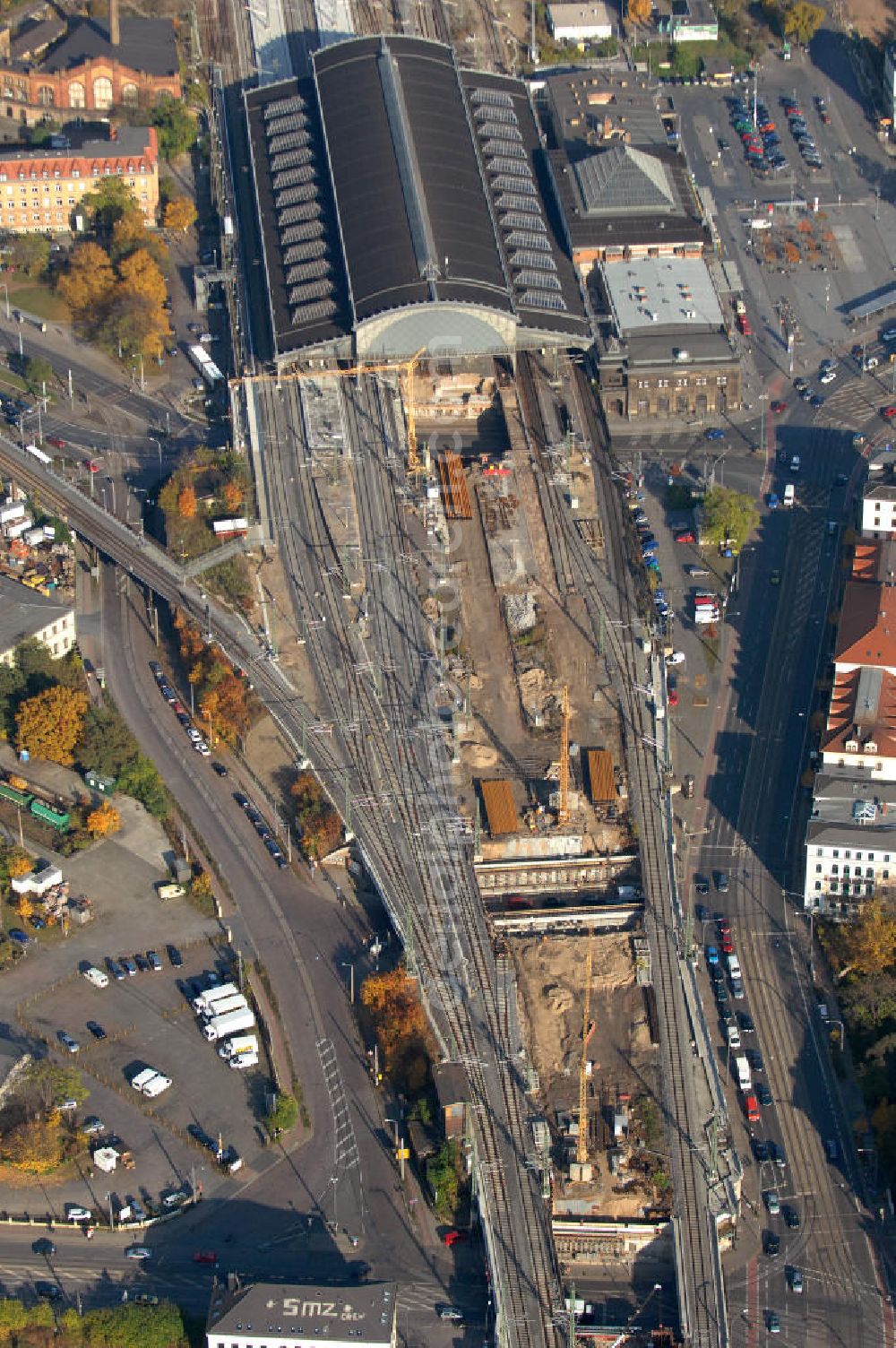 Aerial photograph Dresden - Blick auf den Neubau der Bahnbrücken am Bahnhof Dresden-Neustadt. Der Bahnhof wurde 1901 Eröffnet, seit dem Jahr 2006 wird der Bahnhof umfassend Aus- und Umgebaut. Bereits Saniert wurde die Bahnhofshalle und die Bahnhofsköpfe. Der Spurplan soll umgelegt und die Brücken erneuert werden. Bis zum Jahr 2014 sollen alle Bauarbeiten abgeschlossen sein. Kontakt: Deutschen Bahn AG, Potsdamer Platz 2, 10785 Berlin, Tel. 01805 / 99 66 33,