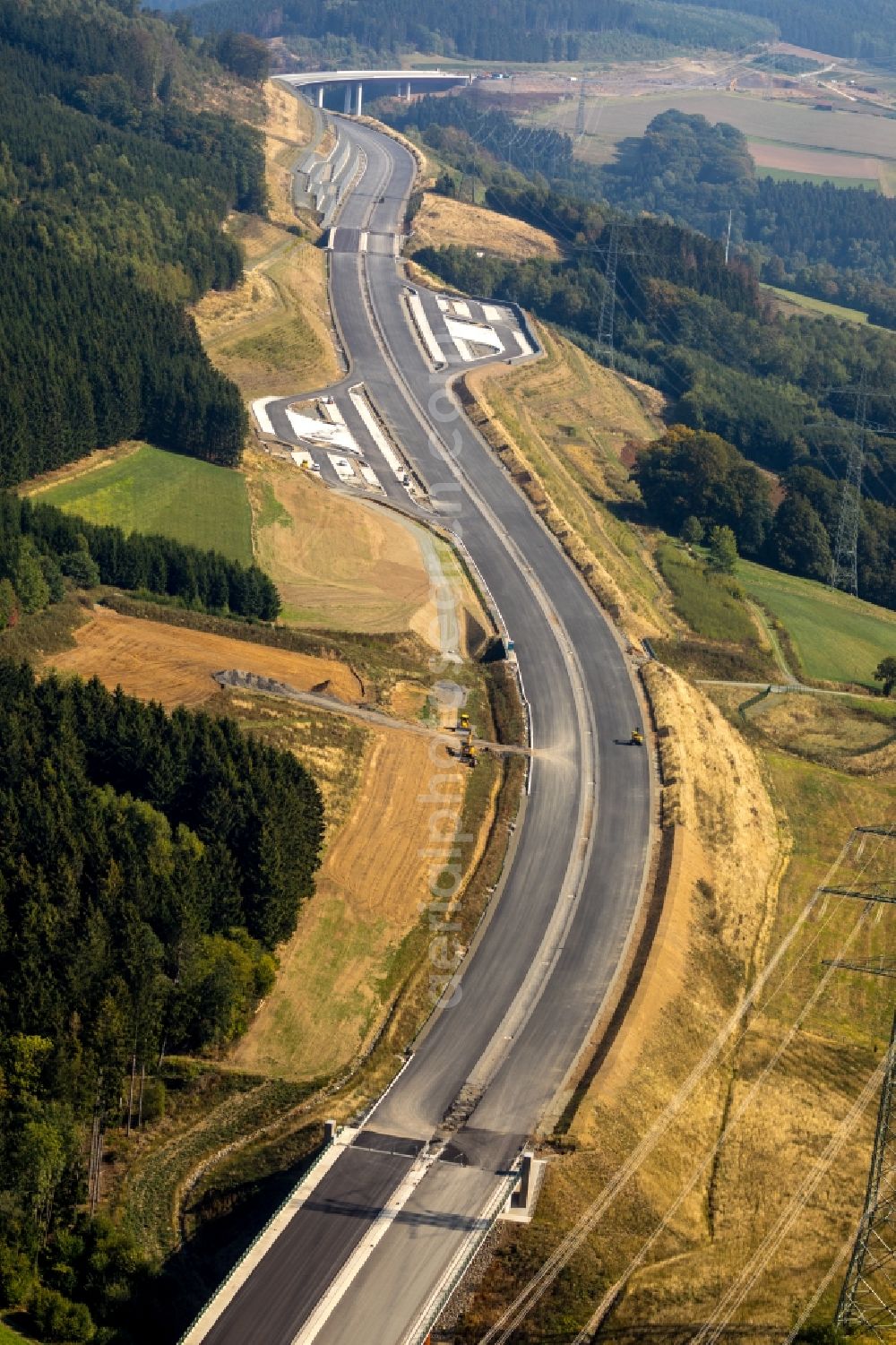 Bestwig from the bird's eye view: New construction site of motorway service area and car park along the route and lanes in the course of the federal higway - motorway BAB A46 in Bestwig in the state North Rhine-Westphalia, Germany