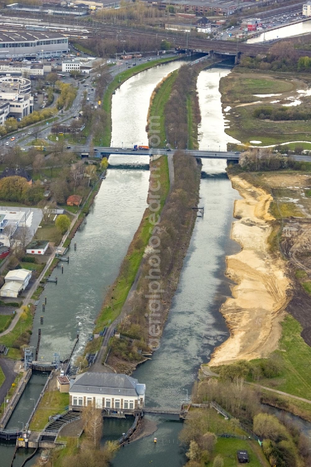 Aerial photograph Hamm - Construction site for the laying of a flood protection dam on the Lippe on Jupp-Eickhoff-Weg in the district Heessen in Hamm in the Ruhr area in the state North Rhine-Westphalia, Germany