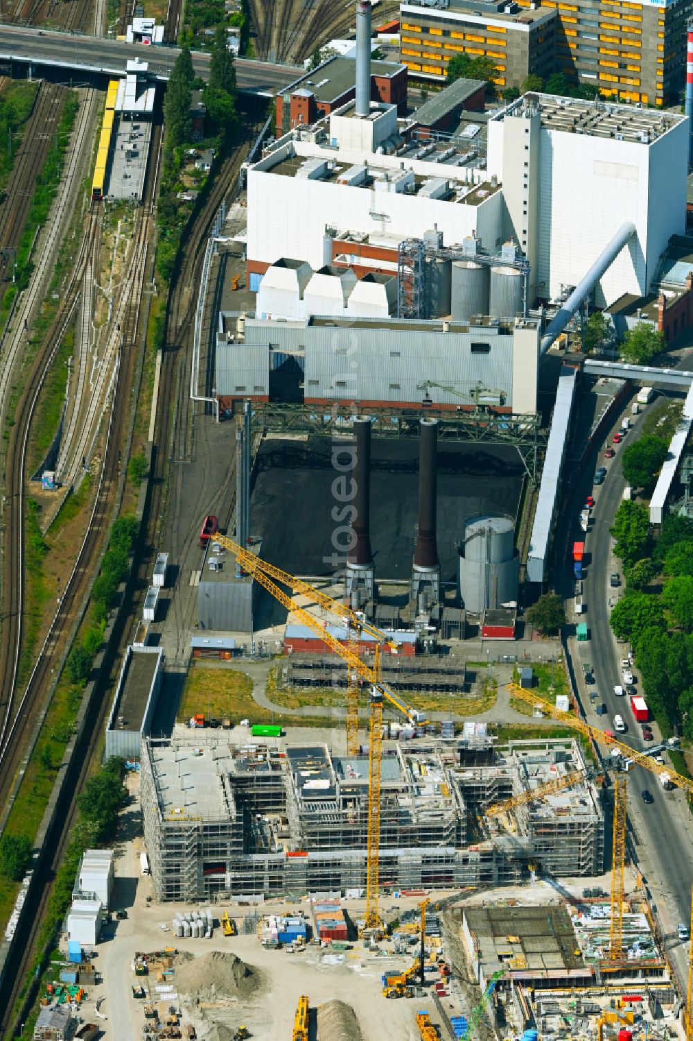 Aerial photograph Berlin - New construction site of the commercial campus Berlin Decks on the street Friedrich-Krause-Ufer with a view of the Moabit power plant in the Moabit district in Berlin, Germany