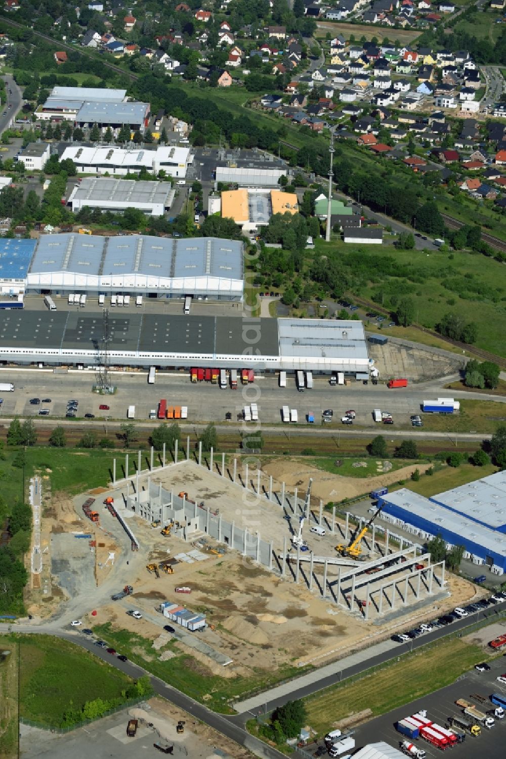 Hoppegarten from the bird's eye view: New building construction site in the industrial park Industriestrasse - Alter Feldweg of Firma coolback GmbH in the district Dahlwitz-Hoppegarten in Hoppegarten in the state Brandenburg, Germany