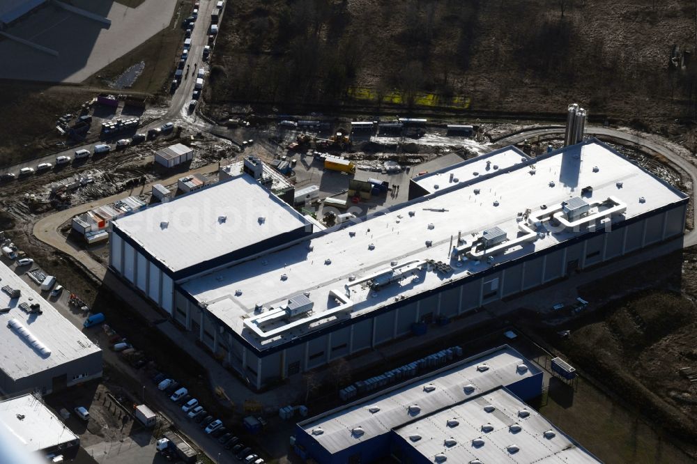 Hoppegarten from the bird's eye view: New building construction site in the industrial park Industriestrasse - Alter Feldweg of Firma coolback GmbH in the district Dahlwitz-Hoppegarten in Hoppegarten in the state Brandenburg, Germany