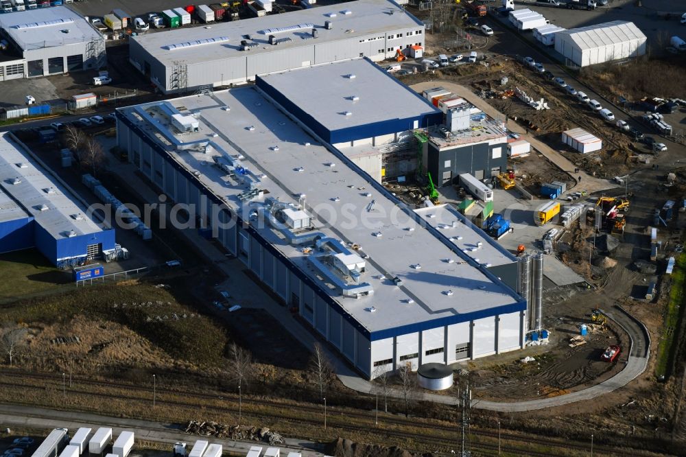 Hoppegarten from the bird's eye view: New building construction site in the industrial park Industriestrasse - Alter Feldweg of Firma coolback GmbH in the district Dahlwitz-Hoppegarten in Hoppegarten in the state Brandenburg, Germany