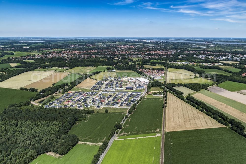 Stade from the bird's eye view: New construction site Heideiedlung Campus with school complex and gym Riensfoerde in Stade in the state of Lower Saxony, Germany