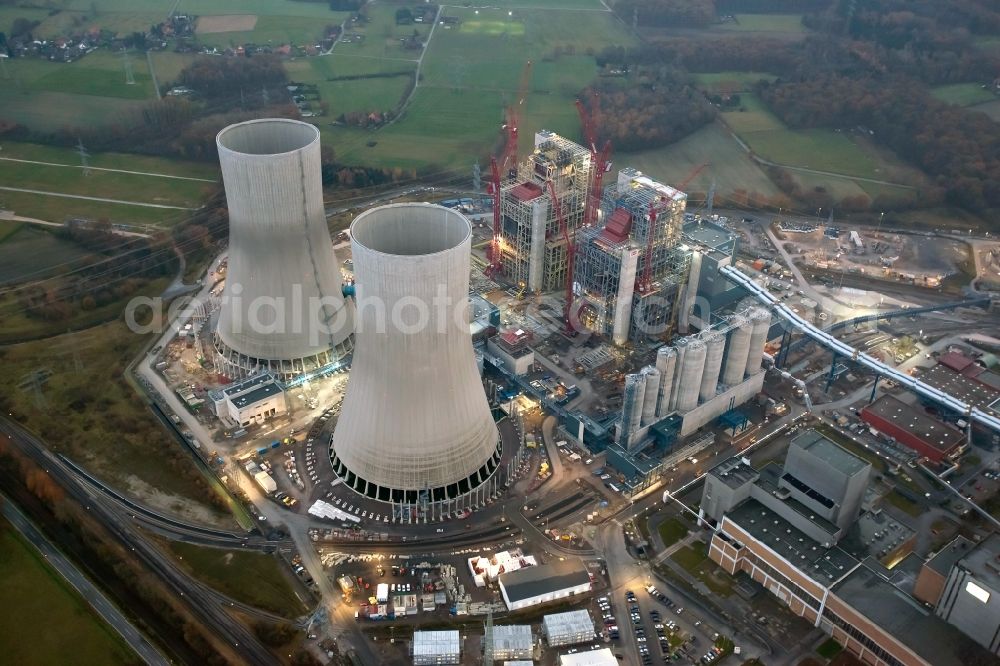 Aerial photograph Hamm - Construction site of the Westfalen power plant at dusk. The coal-fired power plant of RWE in the Siegenbeckstrasse in Schmehausen district in Hamm in North Rhine-Westphalia is extended by the coal blocks D and E with two cooling towers