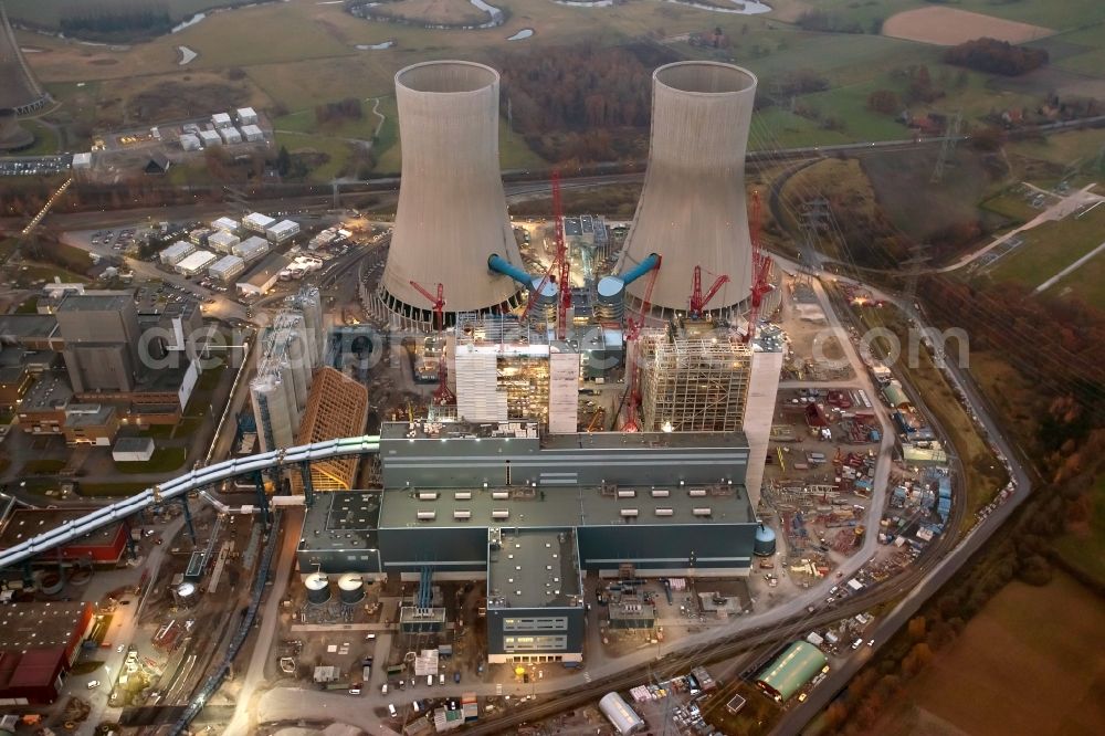 Hamm from above - Construction site of the Westfalen power plant at dusk. The coal-fired power plant of RWE in the Siegenbeckstrasse in Schmehausen district in Hamm in North Rhine-Westphalia is extended by the coal blocks D and E with two cooling towers