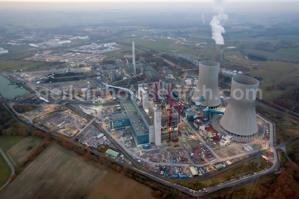 Aerial image Hamm - Construction site of the Westfalen power plant at dusk. The coal-fired power plant of RWE in the Siegenbeckstrasse in Schmehausen district in Hamm in North Rhine-Westphalia is extended by the coal blocks D and E with two cooling towers