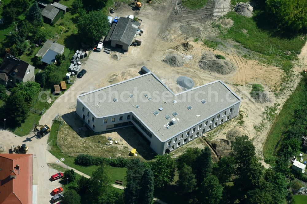 Fredersdorf-Vogelsdorf from the bird's eye view: New construction site Administrative buildings of the state authority Verwaltungsgebaeudes of Gemeinde Freofsdorf-Vogelsdorf Am Rathaus in the district Fredersdorf in Fredersdorf-Vogelsdorf in the state Brandenburg, Germany