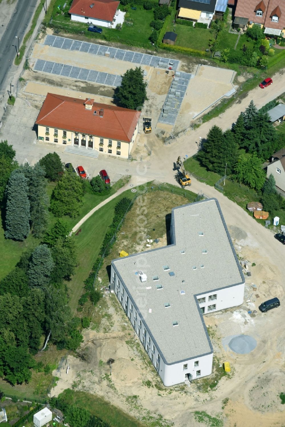 Fredersdorf-Vogelsdorf from the bird's eye view: New construction site Administrative buildings of the state authority Verwaltungsgebaeudes of Gemeinde Freofsdorf-Vogelsdorf Am Rathaus in the district Fredersdorf in Fredersdorf-Vogelsdorf in the state Brandenburg, Germany