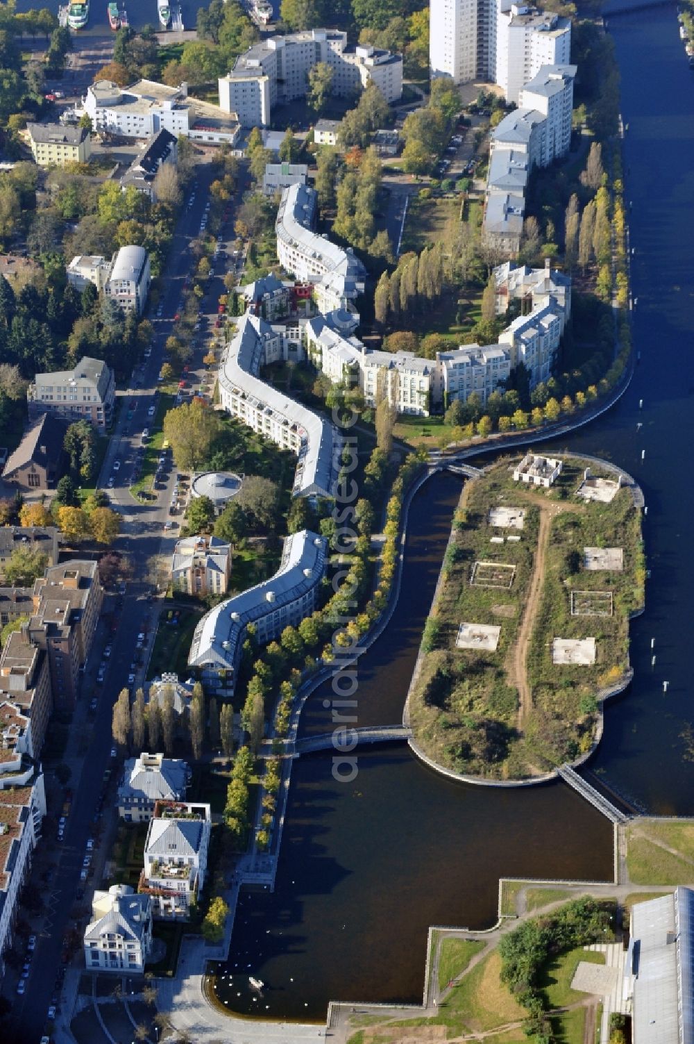 Berlin from the bird's eye view: Construction site of residential area of the multi-family house settlement auf of Tegeler Insel on Tegeler Hafen in Front of the island Humboldt-Insel in the district Reinickendorf in Berlin, Germany