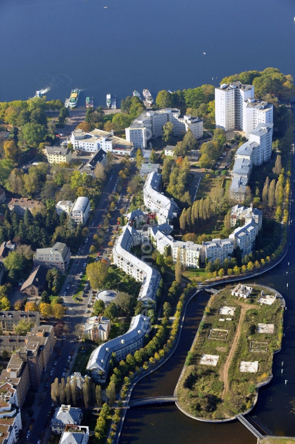 Aerial image Berlin - Construction site of residential area of the multi-family house settlement auf of Tegeler Insel on Tegeler Hafen in Front of the island Humboldt-Insel in the district Reinickendorf in Berlin, Germany