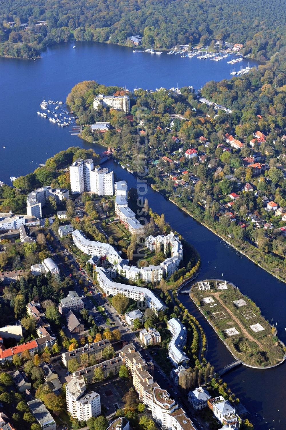 Aerial image Berlin - Construction site of residential area of the multi-family house settlement auf of Tegeler Insel on Tegeler Hafen in Front of the island Humboldt-Insel in the district Reinickendorf in Berlin, Germany