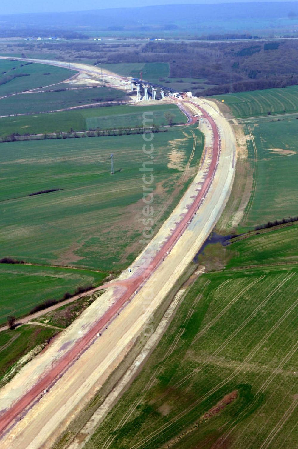 Aerial photograph Hastrungsfeld - Blick auf den Richtungsverlauf der Baustelle A4 in Richtung Nessetalbrücke. Der Neubau ist Teil des Projekt Nordverlegung / Umfahrung Hörselberge der Autobahn E40 / A4 in Thüringen bei Eisenach. Durchgeführt werden die im Zuge dieses Projektes notwendigen Arbeiten unter an derem von den Mitarbeitern der Niederlassung Weimar der EUROVIA Verkehrsbau Union sowie der Niederlassungen Abbruch und Erdbau, Betonstraßenbau, Ingenieurbau und TECO Schallschutz der EUROVIA Beton sowie der DE????