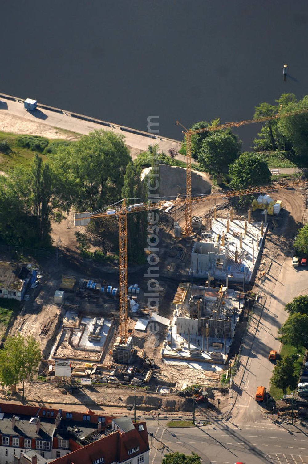 Potsdam from above - Baustelle / Neubau betreutes Wohnen der Johanniter-Unfall-Hilfe e.V. an der Zeppelinstraße Ecke Kastanienallee am Ufer des Tiefer See im Stadtteil Berliner Vorstadt in Potsdam. Construction site of a residential care home with assisted living in Potsdam.