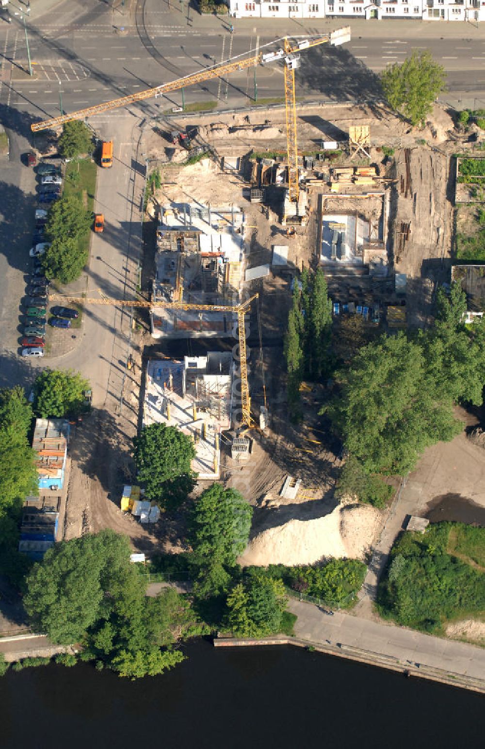 Aerial photograph Potsdam - Baustelle / Neubau betreutes Wohnen der Johanniter-Unfall-Hilfe e.V. an der Zeppelinstraße Ecke Kastanienallee am Ufer des Tiefer See im Stadtteil Berliner Vorstadt in Potsdam. Construction site of a residential care home with assisted living in Potsdam.