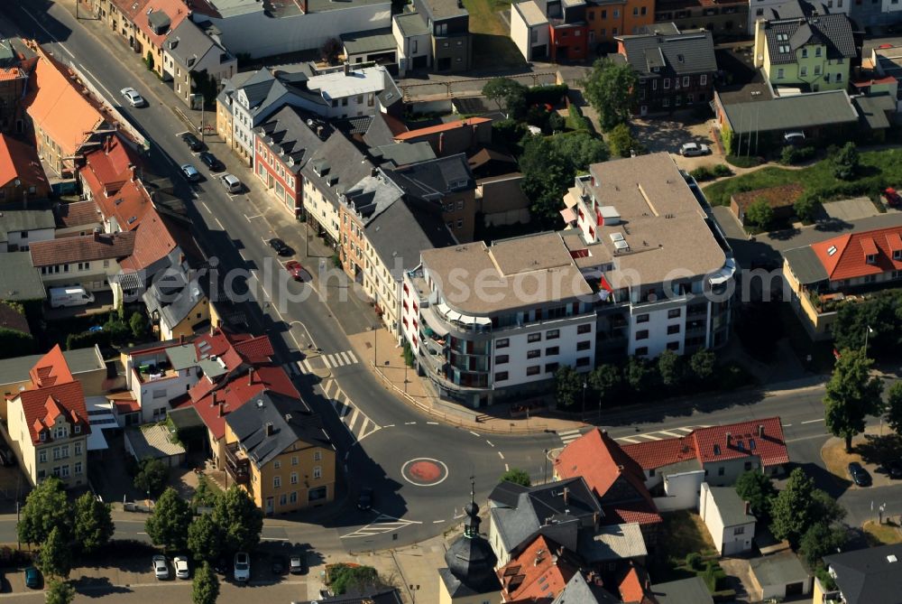 Aerial photograph Saalfeld/Saale - At the roundabout Blankenburger Tor - Freidens road in Saalfeld in Thuringia a new residential and commercial building was erected. In the old town originated here modern multi-room apartments with balconies