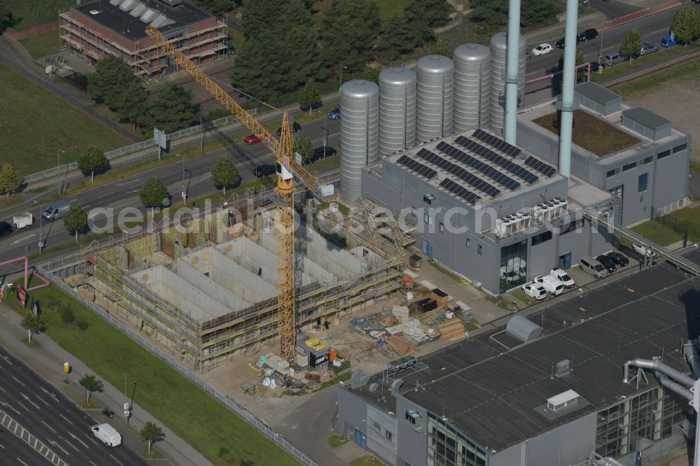 Aerial photograph Berlin - Construction site of power plants and exhaust towers of thermal power station of the Blockkraftkraftwerk - regional heating plant of BTB Blockheizkraftwerks-Traeger- and Betreibergesellschaft mbH on Wegedornstrasse - Ernst-Ruska-Ufer in the district Adlershof in Berlin, Germany