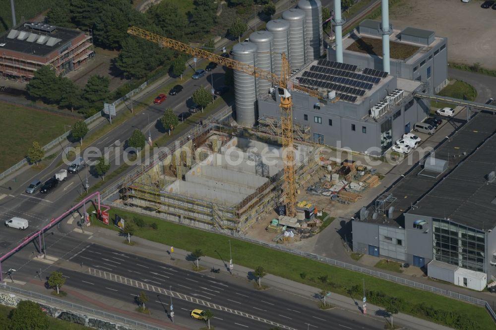 Berlin from the bird's eye view: Construction site of power plants and exhaust towers of thermal power station of the Blockkraftkraftwerk - regional heating plant of BTB Blockheizkraftwerks-Traeger- and Betreibergesellschaft mbH on Wegedornstrasse - Ernst-Ruska-Ufer in the district Adlershof in Berlin, Germany