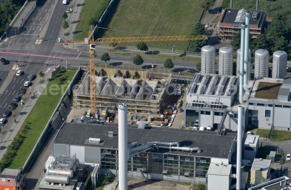 Aerial image Berlin - Construction site of power plants and exhaust towers of thermal power station of the Blockkraftkraftwerk - regional heating plant of BTB Blockheizkraftwerks-Traeger- and Betreibergesellschaft mbH on Wegedornstrasse - Ernst-Ruska-Ufer in the district Adlershof in Berlin, Germany