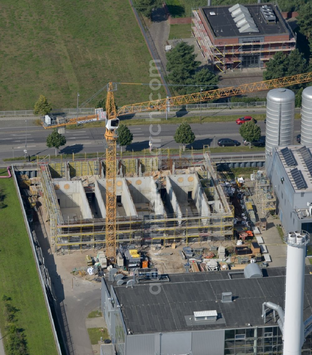 Aerial photograph Berlin - Construction site of power plants and exhaust towers of thermal power station of the Blockkraftkraftwerk - regional heating plant of BTB Blockheizkraftwerks-Traeger- and Betreibergesellschaft mbH on Wegedornstrasse - Ernst-Ruska-Ufer in the district Adlershof in Berlin, Germany