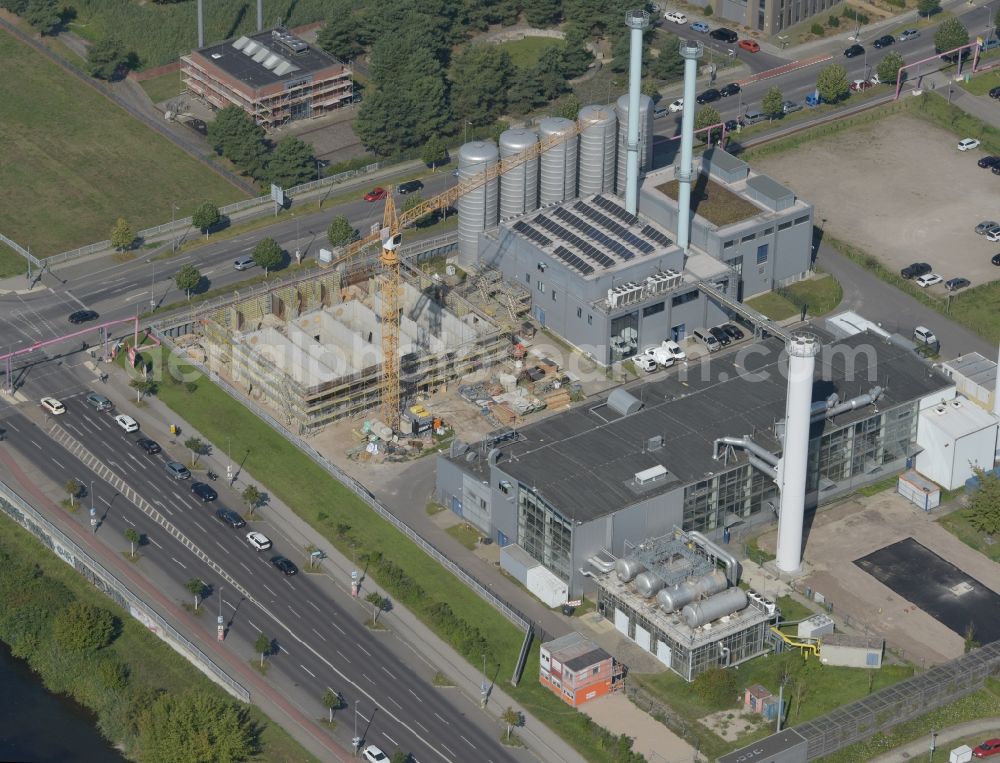 Berlin from the bird's eye view: Construction site of power plants and exhaust towers of thermal power station of the Blockkraftkraftwerk - regional heating plant of BTB Blockheizkraftwerks-Traeger- and Betreibergesellschaft mbH on Wegedornstrasse - Ernst-Ruska-Ufer in the district Adlershof in Berlin, Germany