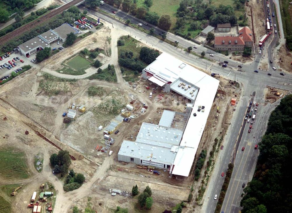 Berlin - Biesdorf from the bird's eye view: Neubau eines BMW - Autohauses an der B1 in Biesdorf