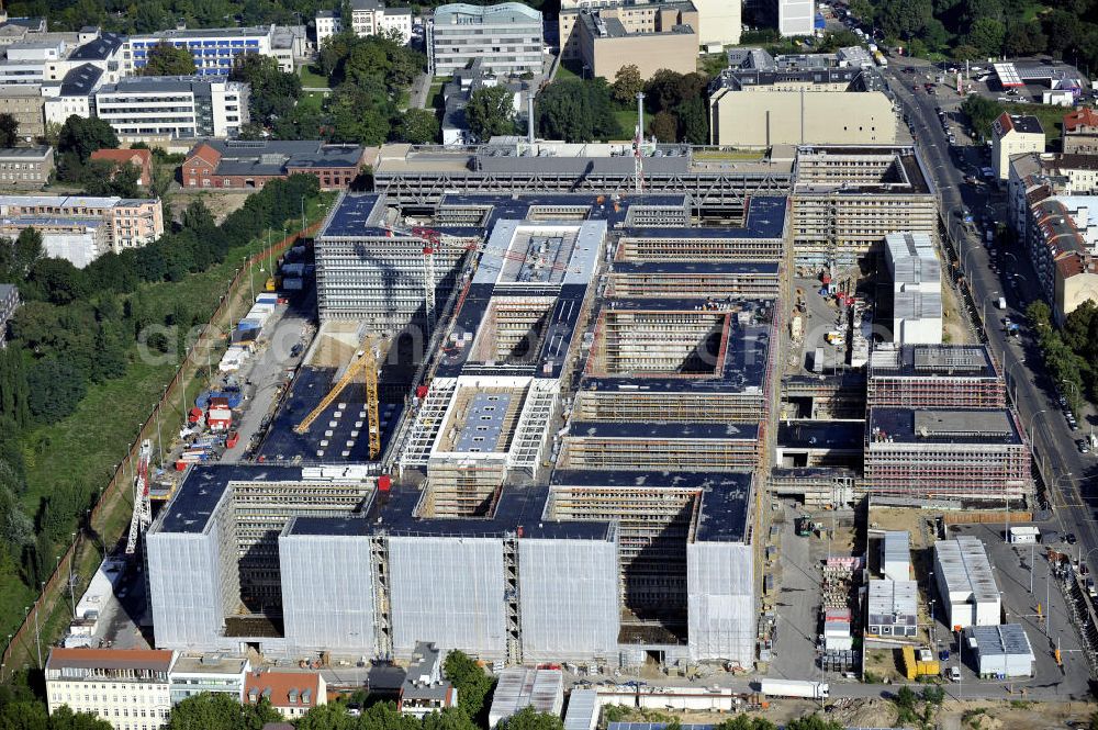 Berlin from above - Blick auf die Baustelle des Neubaus der BND-Zentrale an der Chausseestraße im Bezirk Mitte. Der Bundesnachrichtendienst (BND) baut auf einem ca. 10 Hektar großen Gelände für rund 4.000 Mitarbeiter. Das Gebäude wird nach Plänen des Berliner Architektenbüros Büros Kleihues + Kleihues errichtet. View of the construction site to the new BND headquarters at Chausseestrass in the district Mitte. The Federal Intelligence Service (BND) builds on a 10 acre site for about 4,000 employees. It is built according to plans by the Berlin architects offices Kleihues + Kleihues.