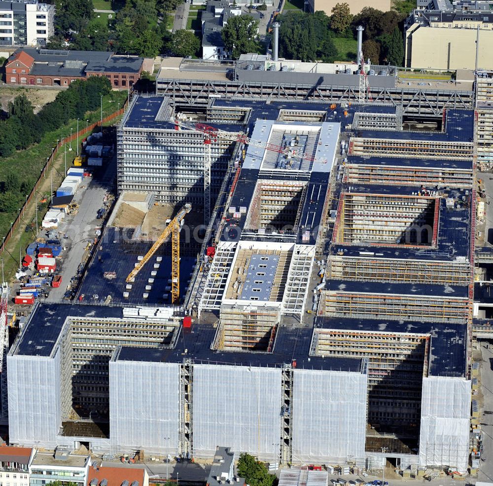 Berlin from the bird's eye view: Blick auf die Baustelle des Neubaus der BND-Zentrale an der Chausseestraße im Bezirk Mitte. Der Bundesnachrichtendienst (BND) baut auf einem ca. 10 Hektar großen Gelände für rund 4.000 Mitarbeiter. Das Gebäude wird nach Plänen des Berliner Architektenbüros Büros Kleihues + Kleihues errichtet. View of the construction site to the new BND headquarters at Chausseestrass in the district Mitte. The Federal Intelligence Service (BND) builds on a 10 acre site for about 4,000 employees. It is built according to plans by the Berlin architects offices Kleihues + Kleihues.