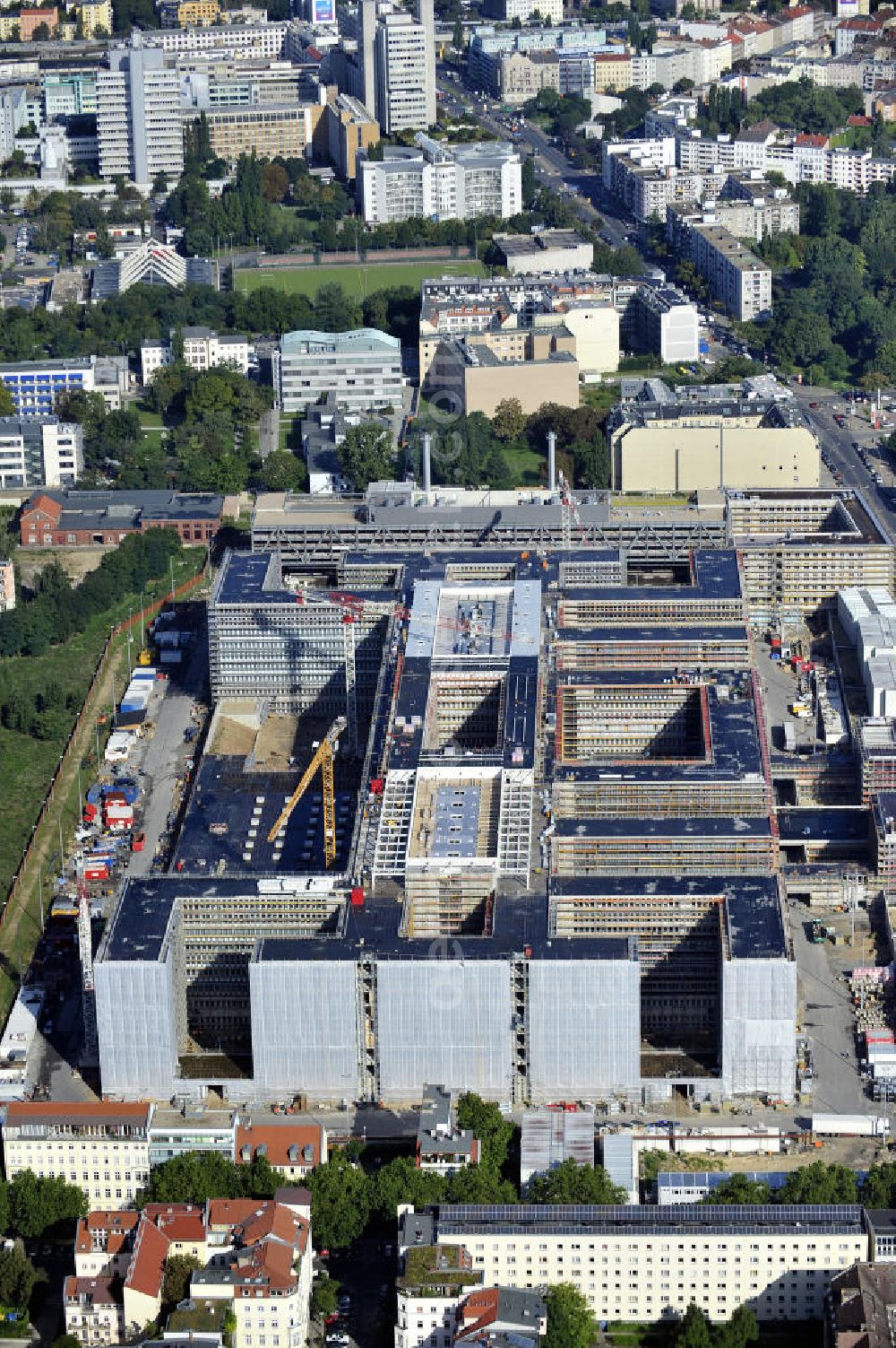 Aerial image Berlin - Blick auf die Baustelle des Neubaus der BND-Zentrale an der Chausseestraße im Bezirk Mitte. Der Bundesnachrichtendienst (BND) baut auf einem ca. 10 Hektar großen Gelände für rund 4.000 Mitarbeiter. Das Gebäude wird nach Plänen des Berliner Architektenbüros Büros Kleihues + Kleihues errichtet. View of the construction site to the new BND headquarters at Chausseestrass in the district Mitte. The Federal Intelligence Service (BND) builds on a 10 acre site for about 4,000 employees. It is built according to plans by the Berlin architects offices Kleihues + Kleihues.