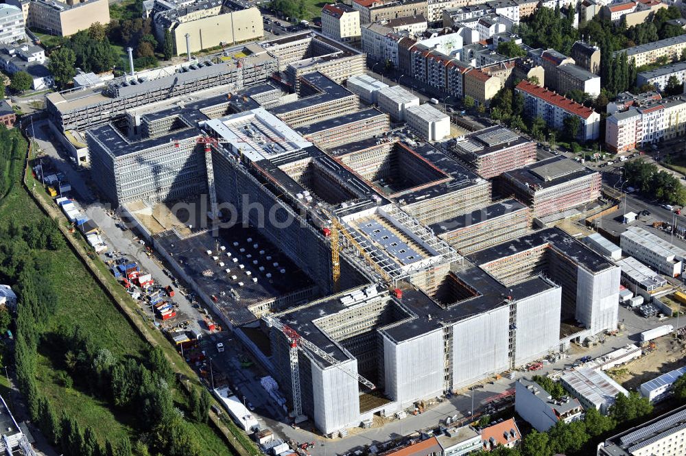 Aerial photograph Berlin - Blick auf die Baustelle des Neubaus der BND-Zentrale an der Chausseestraße im Bezirk Mitte. Der Bundesnachrichtendienst (BND) baut auf einem ca. 10 Hektar großen Gelände für rund 4.000 Mitarbeiter. Das Gebäude wird nach Plänen des Berliner Architektenbüros Büros Kleihues + Kleihues errichtet. View of the construction site to the new BND headquarters at Chausseestrass in the district Mitte. The Federal Intelligence Service (BND) builds on a 10 acre site for about 4,000 employees. It is built according to plans by the Berlin architects offices Kleihues + Kleihues.