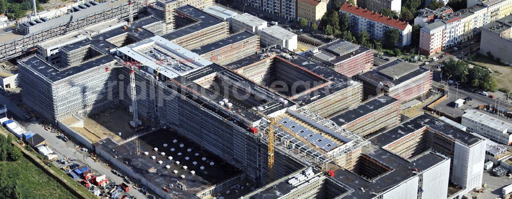 Berlin from above - Blick auf die Baustelle des Neubaus der BND-Zentrale an der Chausseestraße im Bezirk Mitte. Der Bundesnachrichtendienst (BND) baut auf einem ca. 10 Hektar großen Gelände für rund 4.000 Mitarbeiter. Das Gebäude wird nach Plänen des Berliner Architektenbüros Büros Kleihues + Kleihues errichtet. View of the construction site to the new BND headquarters at Chausseestrass in the district Mitte. The Federal Intelligence Service (BND) builds on a 10 acre site for about 4,000 employees. It is built according to plans by the Berlin architects offices Kleihues + Kleihues.