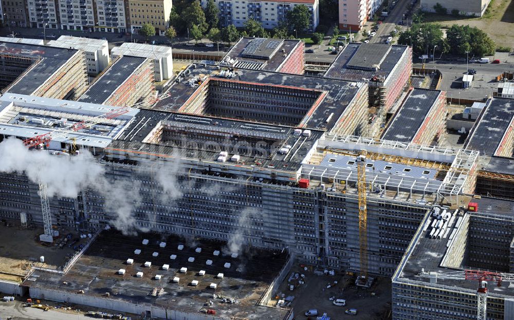 Berlin from the bird's eye view: Blick auf die Baustelle des Neubaus der BND-Zentrale an der Chausseestraße im Bezirk Mitte. Der Bundesnachrichtendienst (BND) baut auf einem ca. 10 Hektar großen Gelände für rund 4.000 Mitarbeiter. Das Gebäude wird nach Plänen des Berliner Architektenbüros Büros Kleihues + Kleihues errichtet. View of the construction site to the new BND headquarters at Chausseestrass in the district Mitte. The Federal Intelligence Service (BND) builds on a 10 acre site for about 4,000 employees. It is built according to plans by the Berlin architects offices Kleihues + Kleihues.