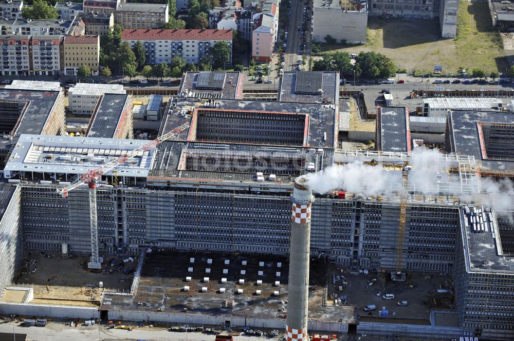 Aerial image Berlin - Blick auf die Baustelle des Neubaus der BND-Zentrale an der Chausseestraße im Bezirk Mitte. Der Bundesnachrichtendienst (BND) baut auf einem ca. 10 Hektar großen Gelände für rund 4.000 Mitarbeiter. Das Gebäude wird nach Plänen des Berliner Architektenbüros Büros Kleihues + Kleihues errichtet. View of the construction site to the new BND headquarters at Chausseestrass in the district Mitte. The Federal Intelligence Service (BND) builds on a 10 acre site for about 4,000 employees. It is built according to plans by the Berlin architects offices Kleihues + Kleihues.