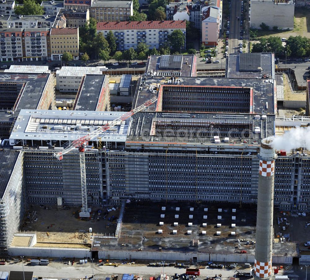 Aerial photograph Berlin - Blick auf die Baustelle des Neubaus der BND-Zentrale an der Chausseestraße im Bezirk Mitte. Der Bundesnachrichtendienst (BND) baut auf einem ca. 10 Hektar großen Gelände für rund 4.000 Mitarbeiter. Das Gebäude wird nach Plänen des Berliner Architektenbüros Büros Kleihues + Kleihues errichtet. View of the construction site to the new BND headquarters at Chausseestrass in the district Mitte. The Federal Intelligence Service (BND) builds on a 10 acre site for about 4,000 employees. It is built according to plans by the Berlin architects offices Kleihues + Kleihues.