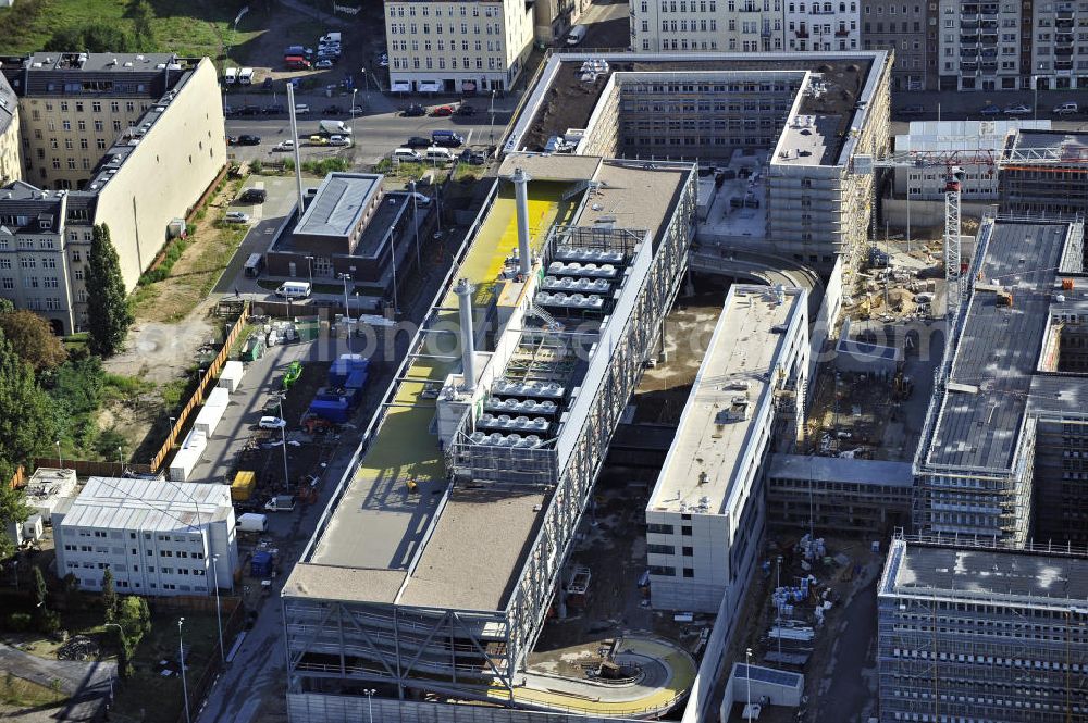 Berlin from above - Blick auf die Baustelle des Neubaus der BND-Zentrale an der Chausseestraße im Bezirk Mitte. Der Bundesnachrichtendienst (BND) baut auf einem ca. 10 Hektar großen Gelände für rund 4.000 Mitarbeiter. Das Gebäude wird nach Plänen des Berliner Architektenbüros Büros Kleihues + Kleihues errichtet. View of the construction site to the new BND headquarters at Chausseestrass in the district Mitte. The Federal Intelligence Service (BND) builds on a 10 acre site for about 4,000 employees. It is built according to plans by the Berlin architects offices Kleihues + Kleihues.