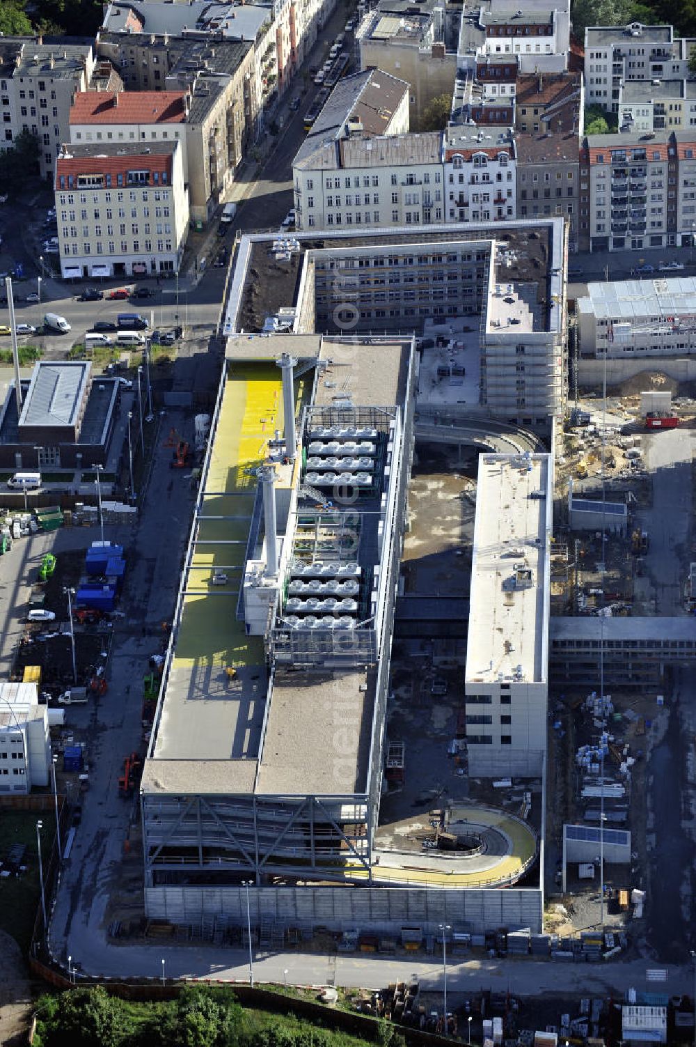 Berlin from the bird's eye view: Blick auf die Baustelle des Neubaus der BND-Zentrale an der Chausseestraße im Bezirk Mitte. Der Bundesnachrichtendienst (BND) baut auf einem ca. 10 Hektar großen Gelände für rund 4.000 Mitarbeiter. Das Gebäude wird nach Plänen des Berliner Architektenbüros Büros Kleihues + Kleihues errichtet. View of the construction site to the new BND headquarters at Chausseestrass in the district Mitte. The Federal Intelligence Service (BND) builds on a 10 acre site for about 4,000 employees. It is built according to plans by the Berlin architects offices Kleihues + Kleihues.