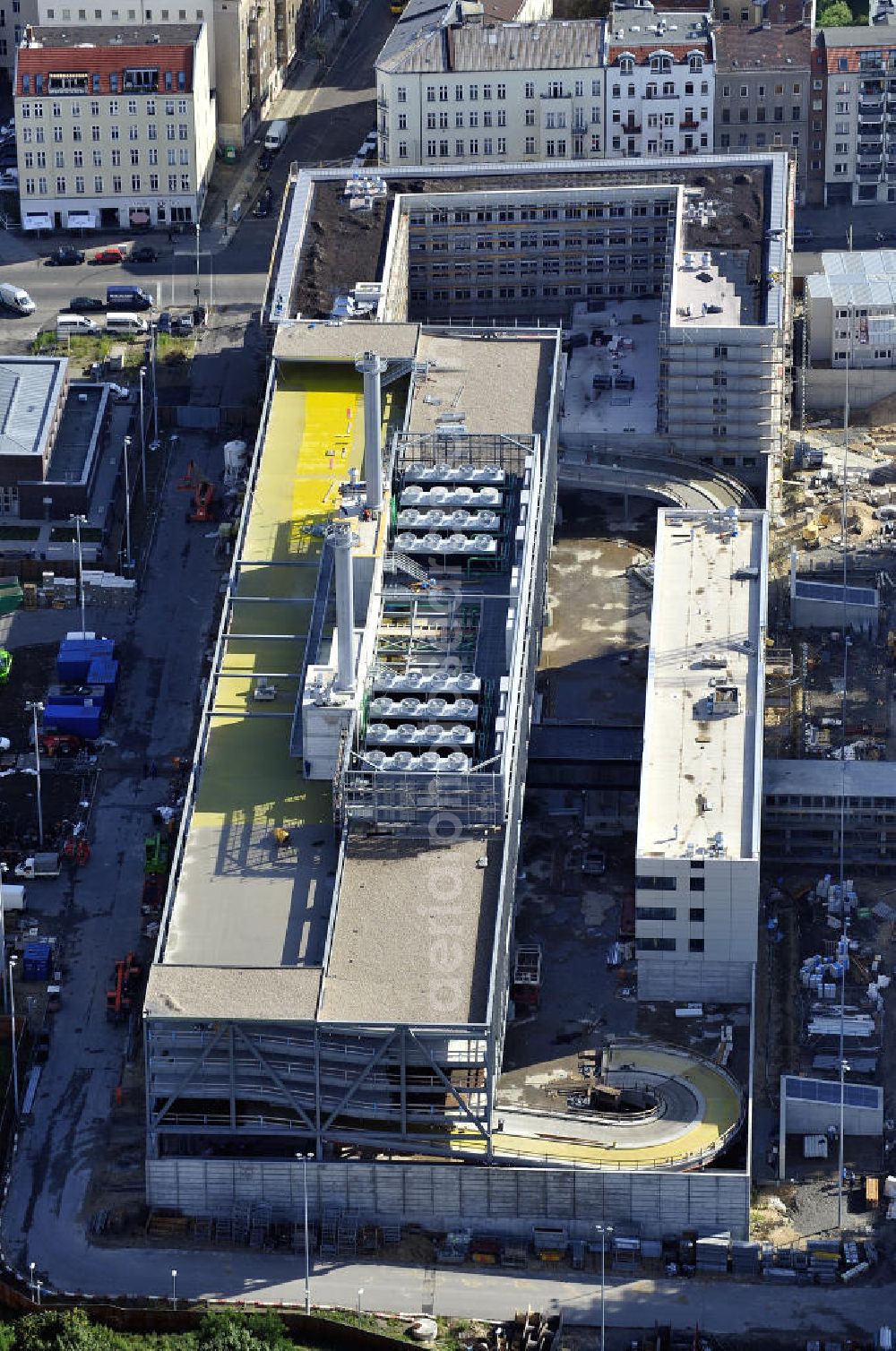 Aerial image Berlin - Blick auf die Baustelle des Neubaus der BND-Zentrale an der Chausseestraße im Bezirk Mitte. Der Bundesnachrichtendienst (BND) baut auf einem ca. 10 Hektar großen Gelände für rund 4.000 Mitarbeiter. Das Gebäude wird nach Plänen des Berliner Architektenbüros Büros Kleihues + Kleihues errichtet. View of the construction site to the new BND headquarters at Chausseestrass in the district Mitte. The Federal Intelligence Service (BND) builds on a 10 acre site for about 4,000 employees. It is built according to plans by the Berlin architects offices Kleihues + Kleihues.