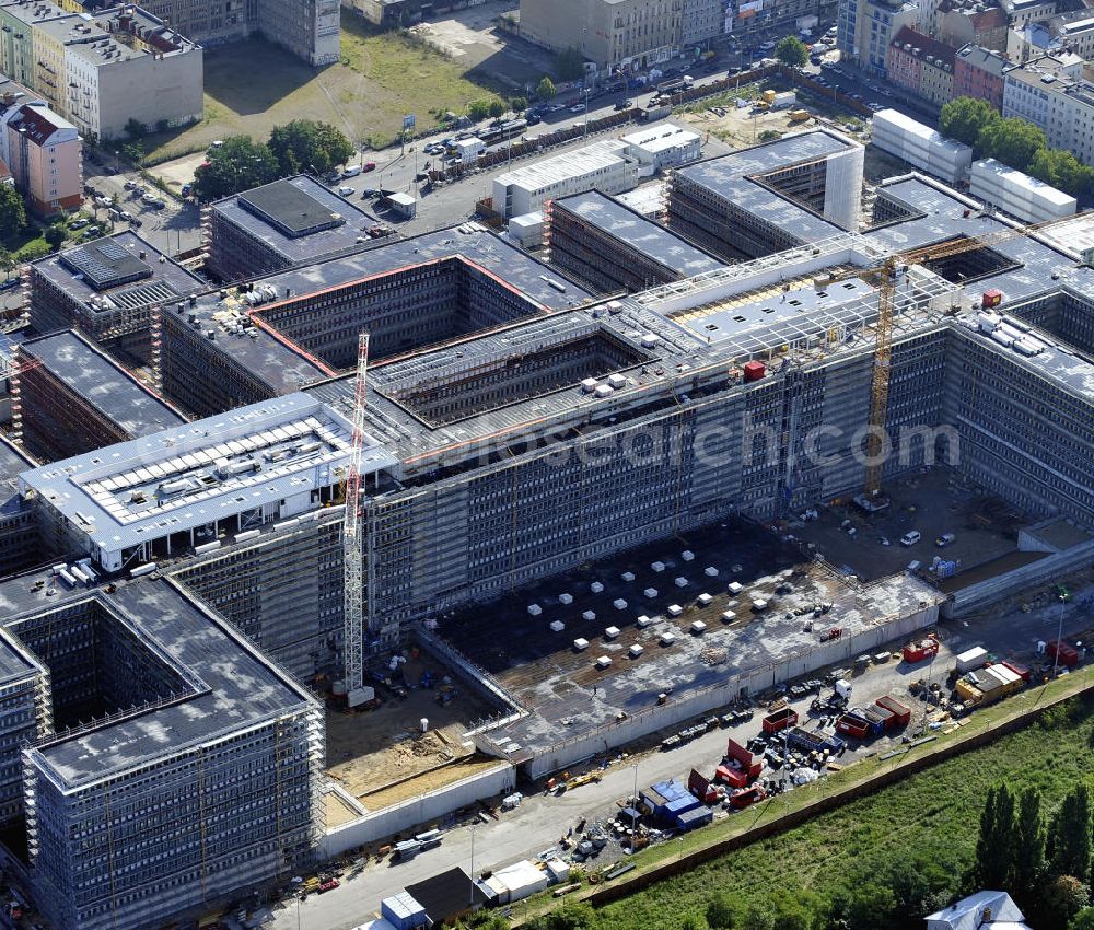 Aerial photograph Berlin - Blick auf die Baustelle des Neubaus der BND-Zentrale an der Chausseestraße im Bezirk Mitte. Der Bundesnachrichtendienst (BND) baut auf einem ca. 10 Hektar großen Gelände für rund 4.000 Mitarbeiter. Das Gebäude wird nach Plänen des Berliner Architektenbüros Büros Kleihues + Kleihues errichtet. View of the construction site to the new BND headquarters at Chausseestrass in the district Mitte. The Federal Intelligence Service (BND) builds on a 10 acre site for about 4,000 employees. It is built according to plans by the Berlin architects offices Kleihues + Kleihues.