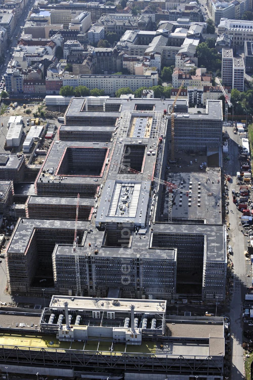 Aerial photograph Berlin - Blick auf die Baustelle des Neubaus der BND-Zentrale an der Chausseestraße im Bezirk Mitte. Der Bundesnachrichtendienst (BND) baut auf einem ca. 10 Hektar großen Gelände für rund 4.000 Mitarbeiter. Das Gebäude wird nach Plänen des Berliner Architektenbüros Büros Kleihues + Kleihues errichtet. View of the construction site to the new BND headquarters at Chausseestrass in the district Mitte. The Federal Intelligence Service (BND) builds on a 10 acre site for about 4,000 employees. It is built according to plans by the Berlin architects offices Kleihues + Kleihues.