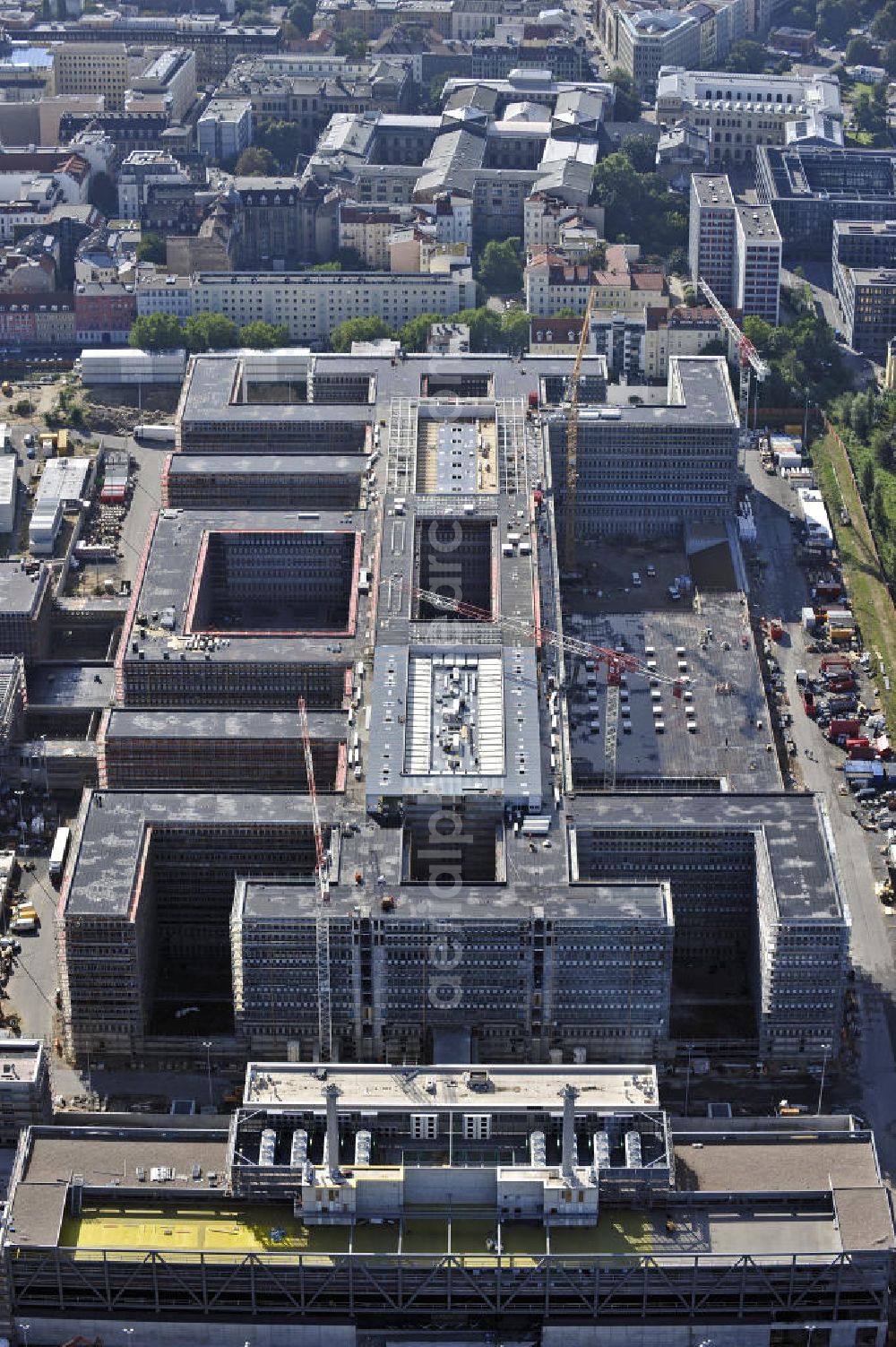 Berlin from above - Blick auf die Baustelle des Neubaus der BND-Zentrale an der Chausseestraße im Bezirk Mitte. Der Bundesnachrichtendienst (BND) baut auf einem ca. 10 Hektar großen Gelände für rund 4.000 Mitarbeiter. Das Gebäude wird nach Plänen des Berliner Architektenbüros Büros Kleihues + Kleihues errichtet. View of the construction site to the new BND headquarters at Chausseestrass in the district Mitte. The Federal Intelligence Service (BND) builds on a 10 acre site for about 4,000 employees. It is built according to plans by the Berlin architects offices Kleihues + Kleihues.