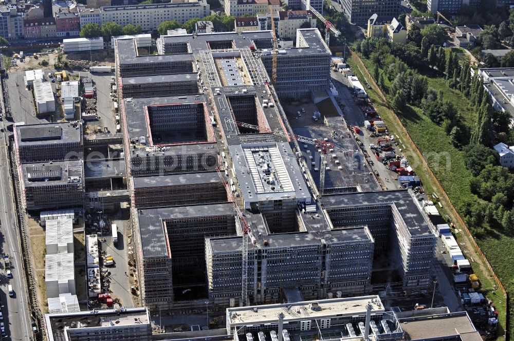 Berlin from the bird's eye view: Blick auf die Baustelle des Neubaus der BND-Zentrale an der Chausseestraße im Bezirk Mitte. Der Bundesnachrichtendienst (BND) baut auf einem ca. 10 Hektar großen Gelände für rund 4.000 Mitarbeiter. Das Gebäude wird nach Plänen des Berliner Architektenbüros Büros Kleihues + Kleihues errichtet. View of the construction site to the new BND headquarters at Chausseestrass in the district Mitte. The Federal Intelligence Service (BND) builds on a 10 acre site for about 4,000 employees. It is built according to plans by the Berlin architects offices Kleihues + Kleihues.